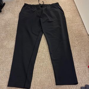 Lululemon black joggers with four pockets size medium